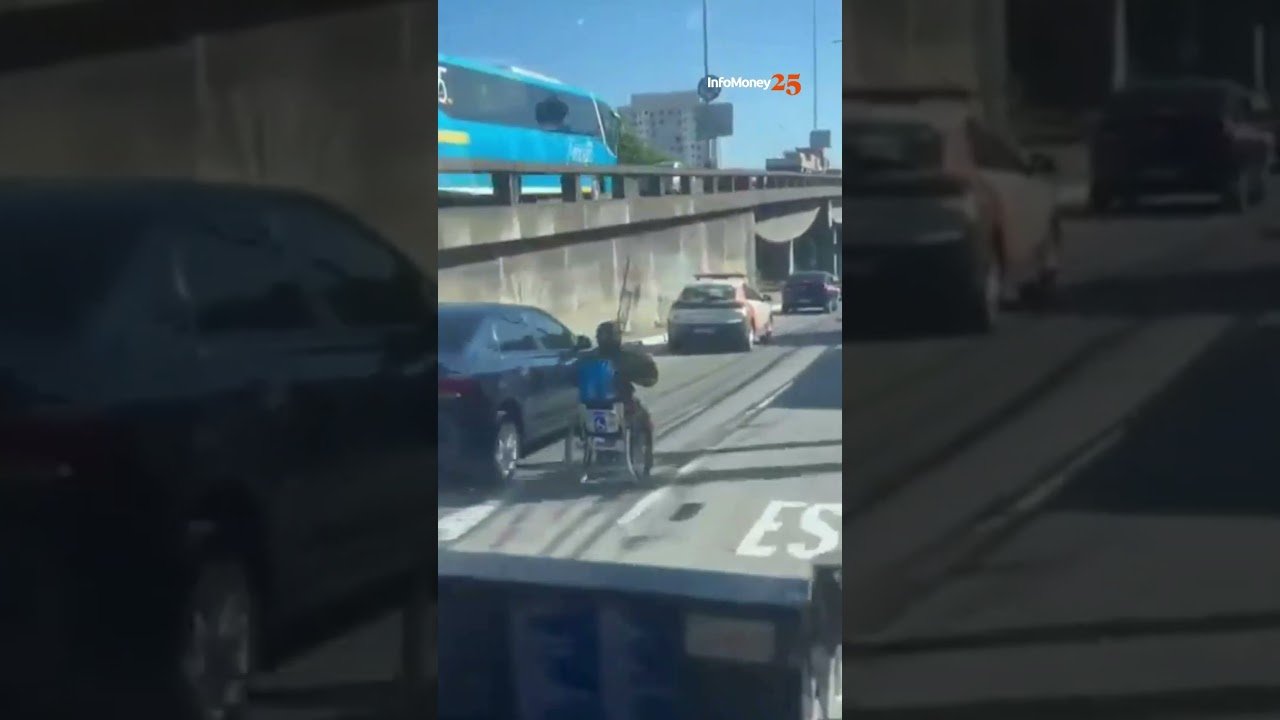 Cadeirante circula em trânsito e ultrapassa carros em Niterói (RJ)