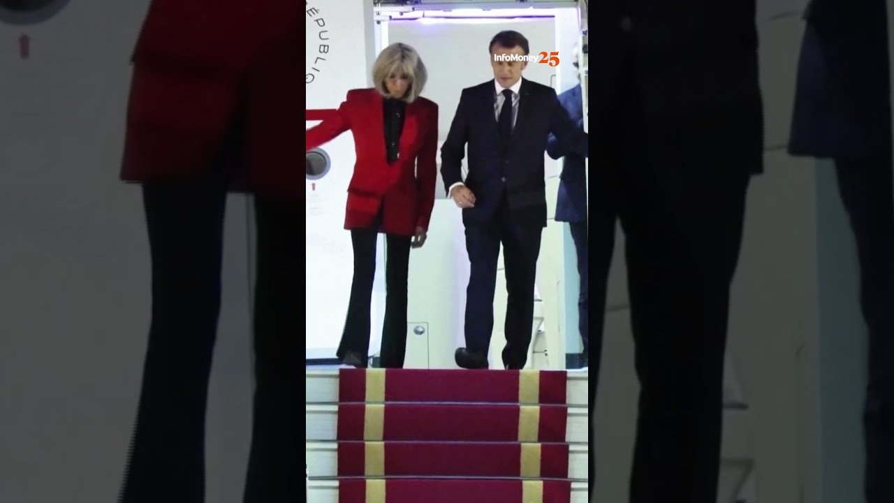 Macron é empurrado no rosto por Brigitte Macron ao chegarem no Vietnã