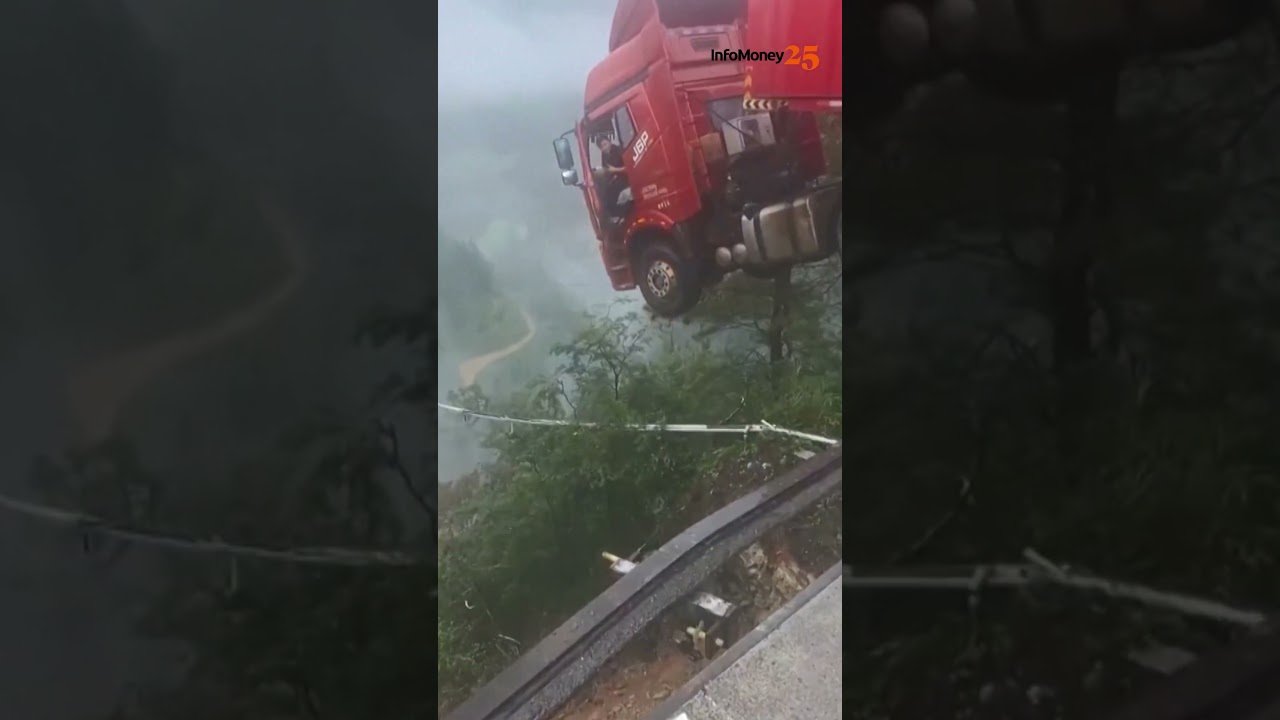 Caminhão fica pendurado após ponte desabar na China