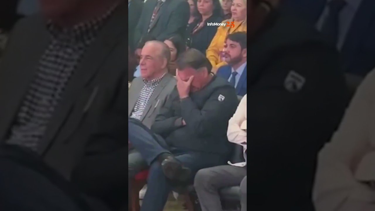 Bolsonaro chora em culto com Michelle falando de “liberdade violada”