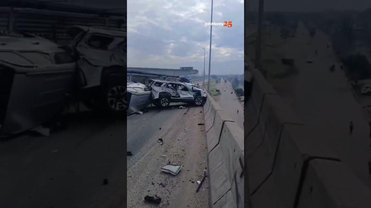 Caminhão-cegonha tomba e carro cai de ponte em Porto Alegre