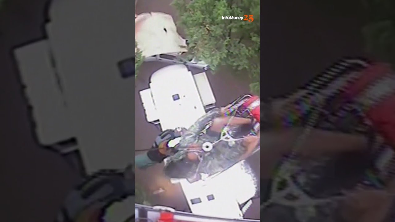 Guarda Costeira resgata pessoas ilhadas nas enchentes do Texas