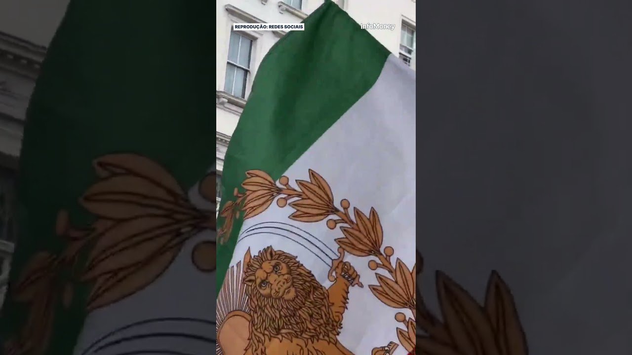 Homem troca bandeira do Irã ao invadir embaixada em Londres e é ovacionado em protesto da oposição