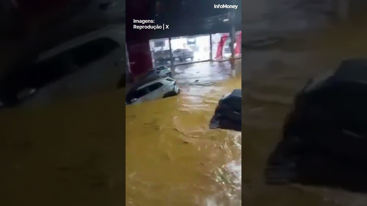 Carros de concessionária são arrastados por enxurrada em Ubá (MG)