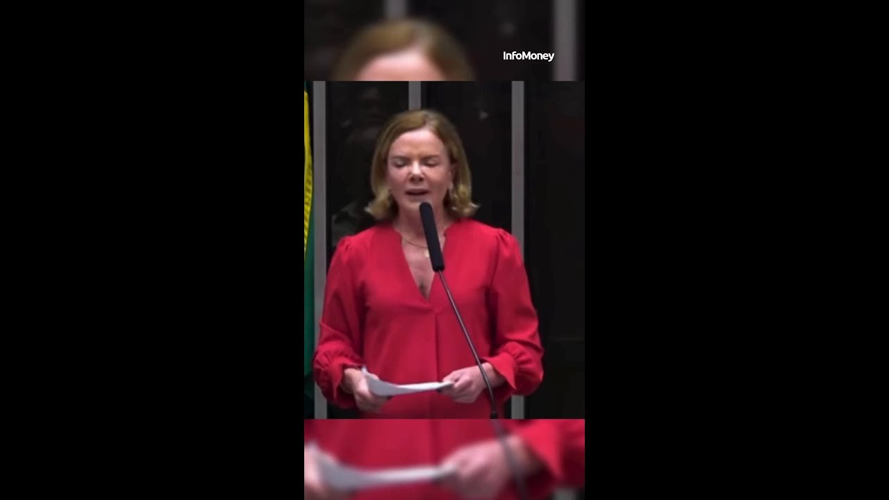 Gleisi canta samba-enredo que homenageia Lula em sessão da Câmara