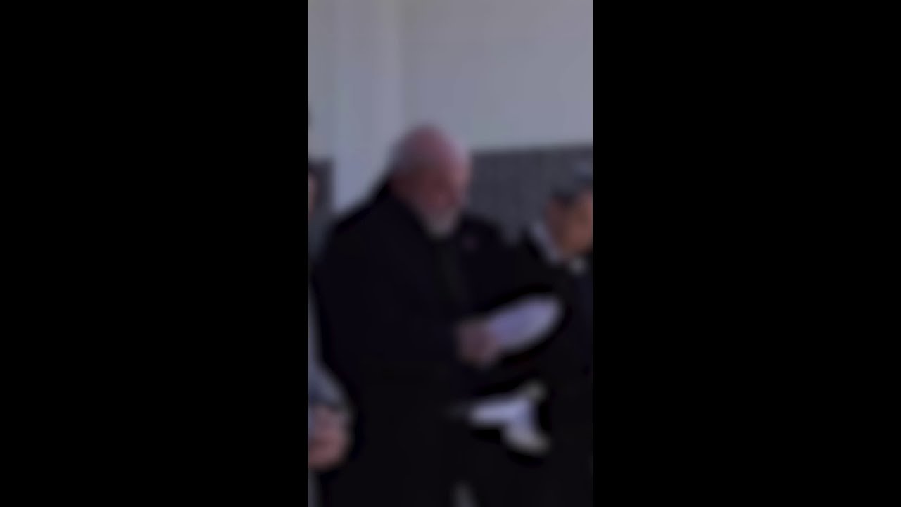 Lula recebe luva personalizada com 4 dedos durante visita à Coreia do Sul