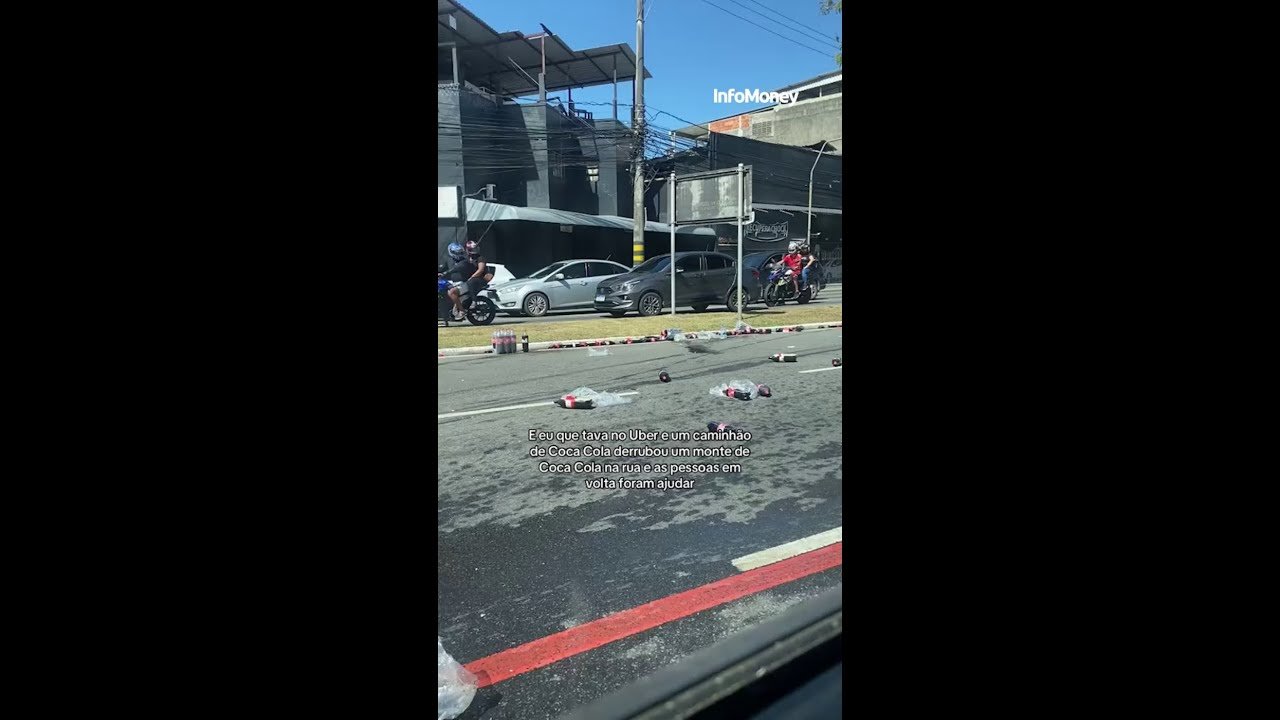 Motoristas devolvem garrafas de refrigerante após carga cair de caminhonete