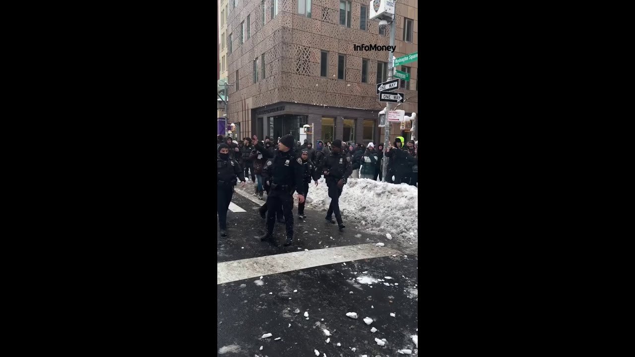 Policiais feridos após serem atingidos por bolas de neve em Manhattan