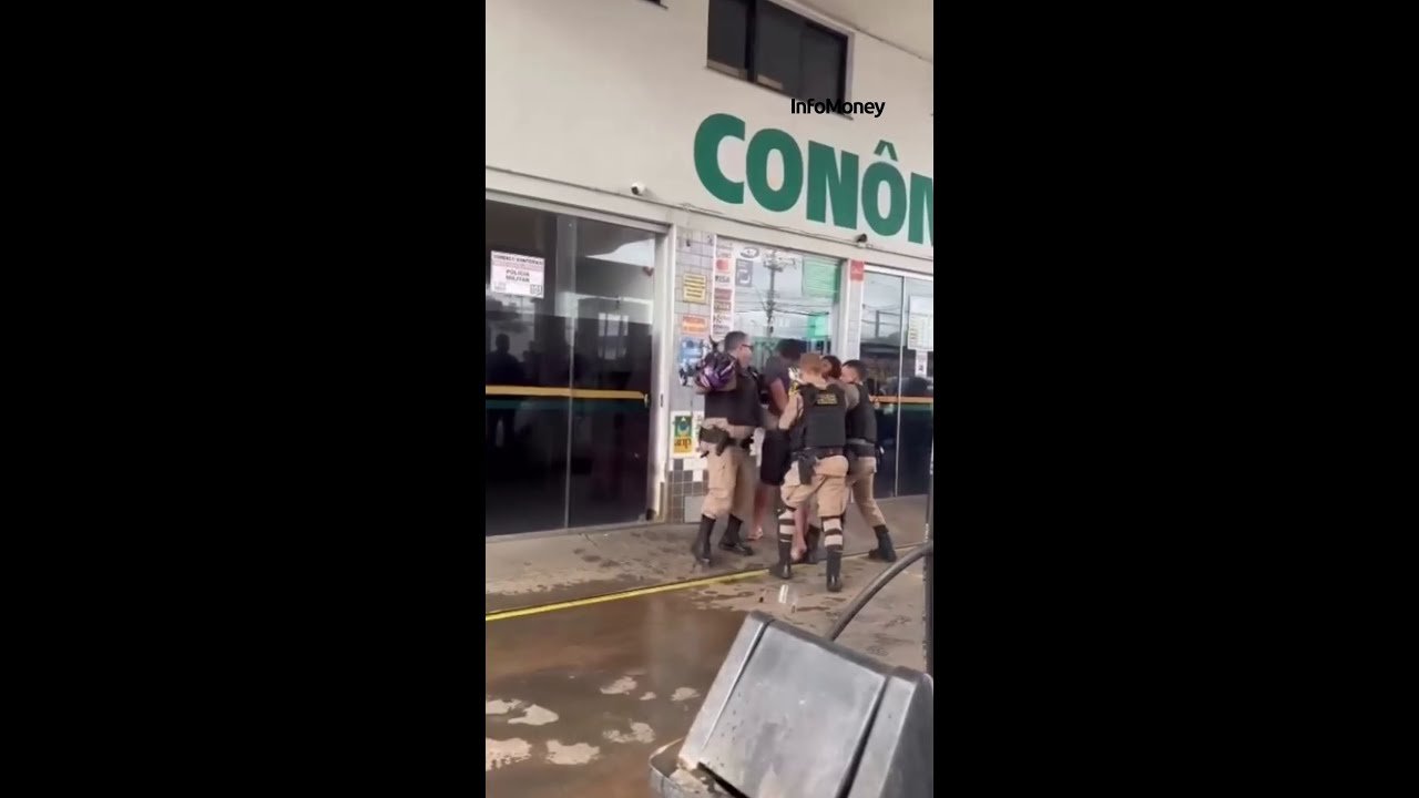 Policial é atingido por porta de viatura durante perseguição a motociclista em MG