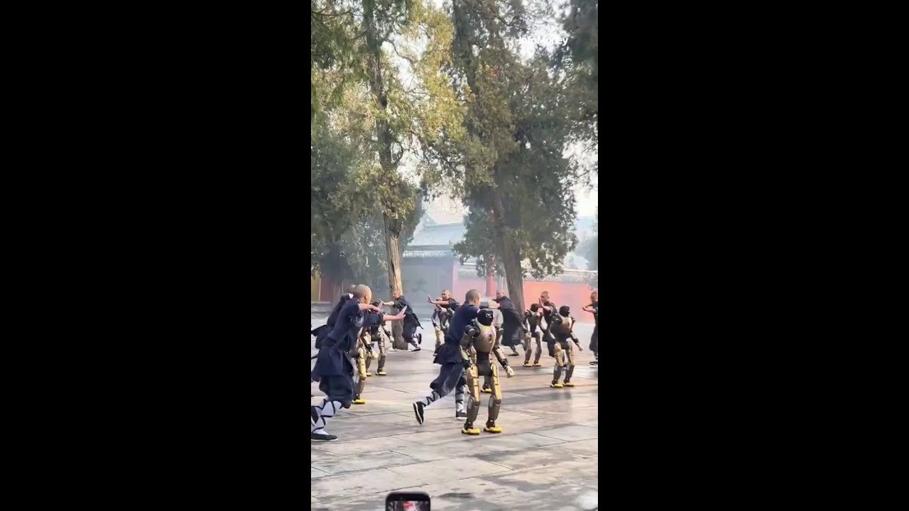 Robôs praticam kung fu com monges no Templo Shaolin, na China