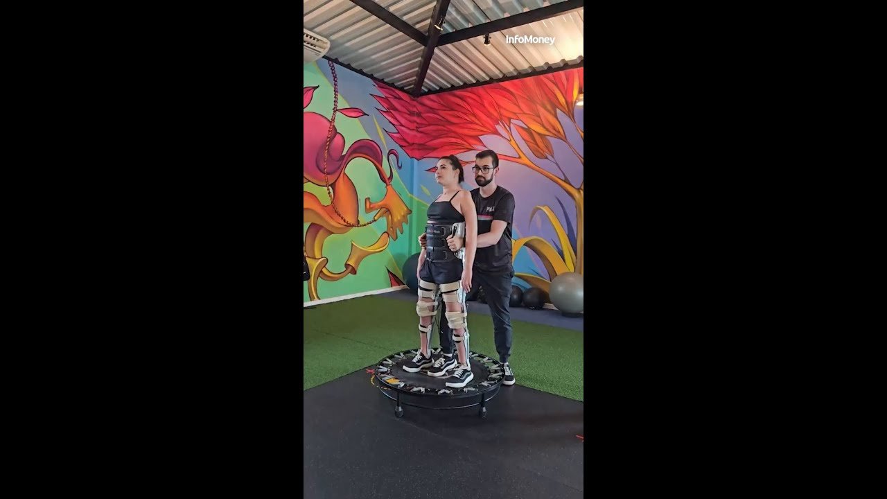 Após lesão medular, Laís Souza aparece de pé em exercício e surpreende seguidores