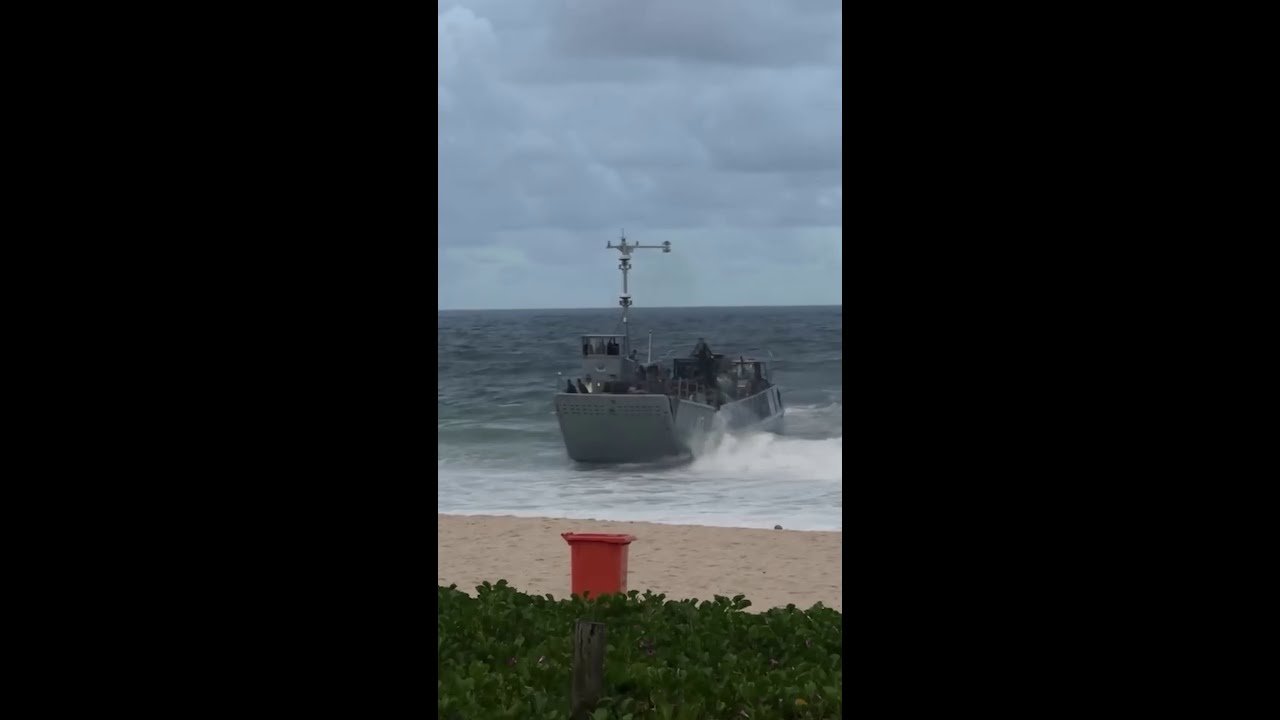 Barco da Marinha se aproxima da Praia da Macumba e desperta curiosidade