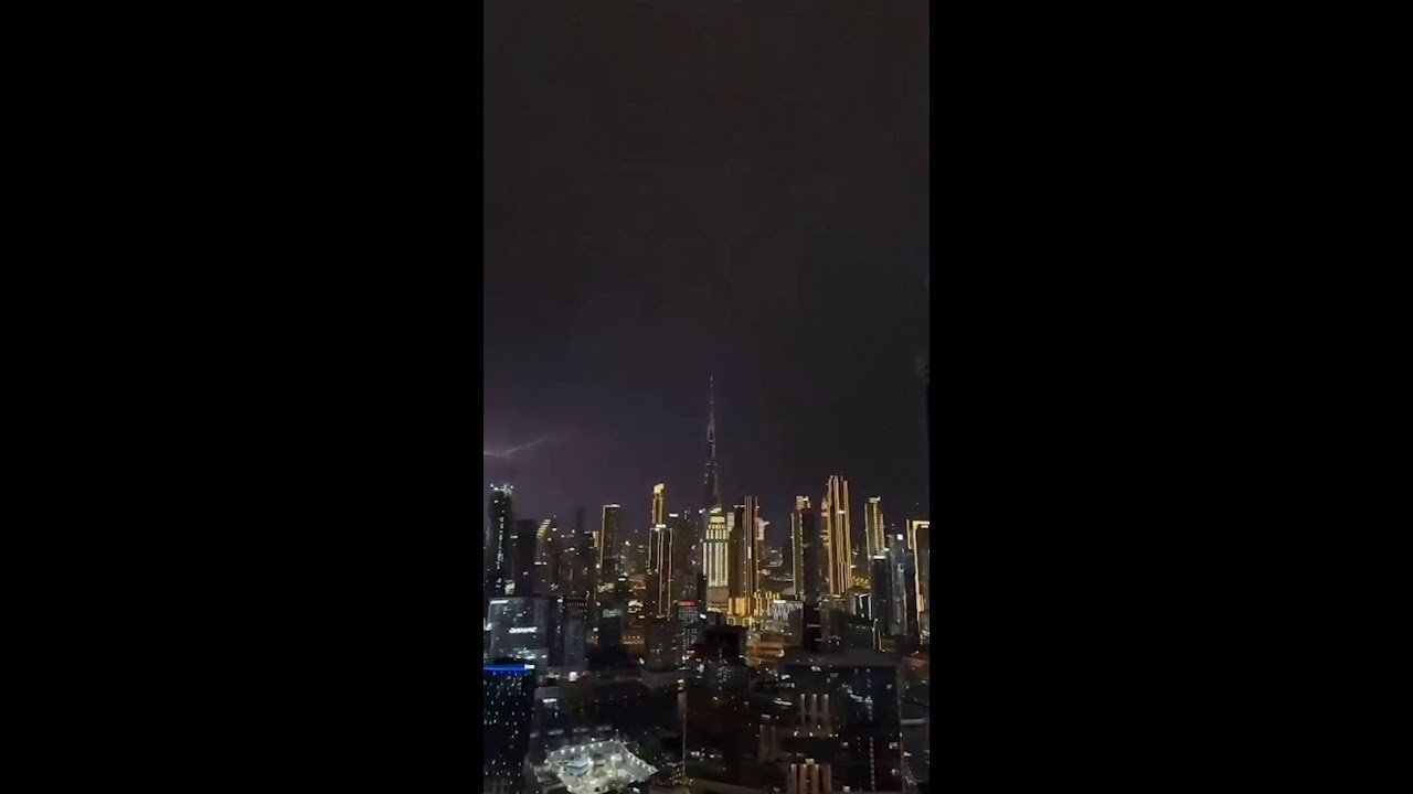 Burj Khalifa é atingido por raio durante tempestade
