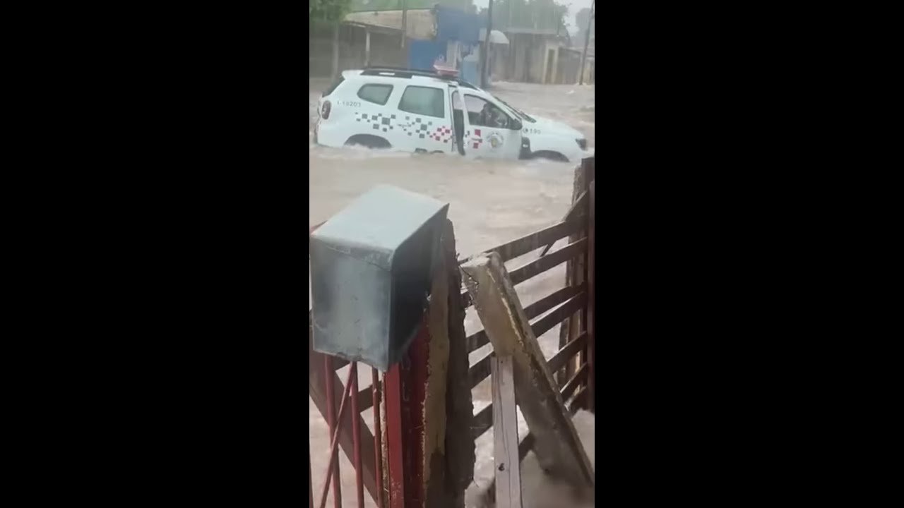 Chuva arrasta viatura da PM e deixa morto no interior de SP