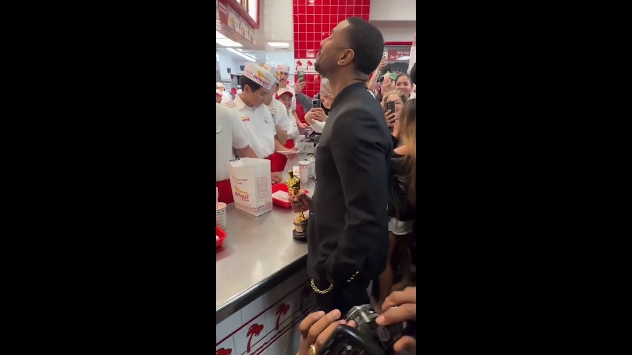 Michael B. Jordan celebra Oscar em lanchonete com fãs e funcionários