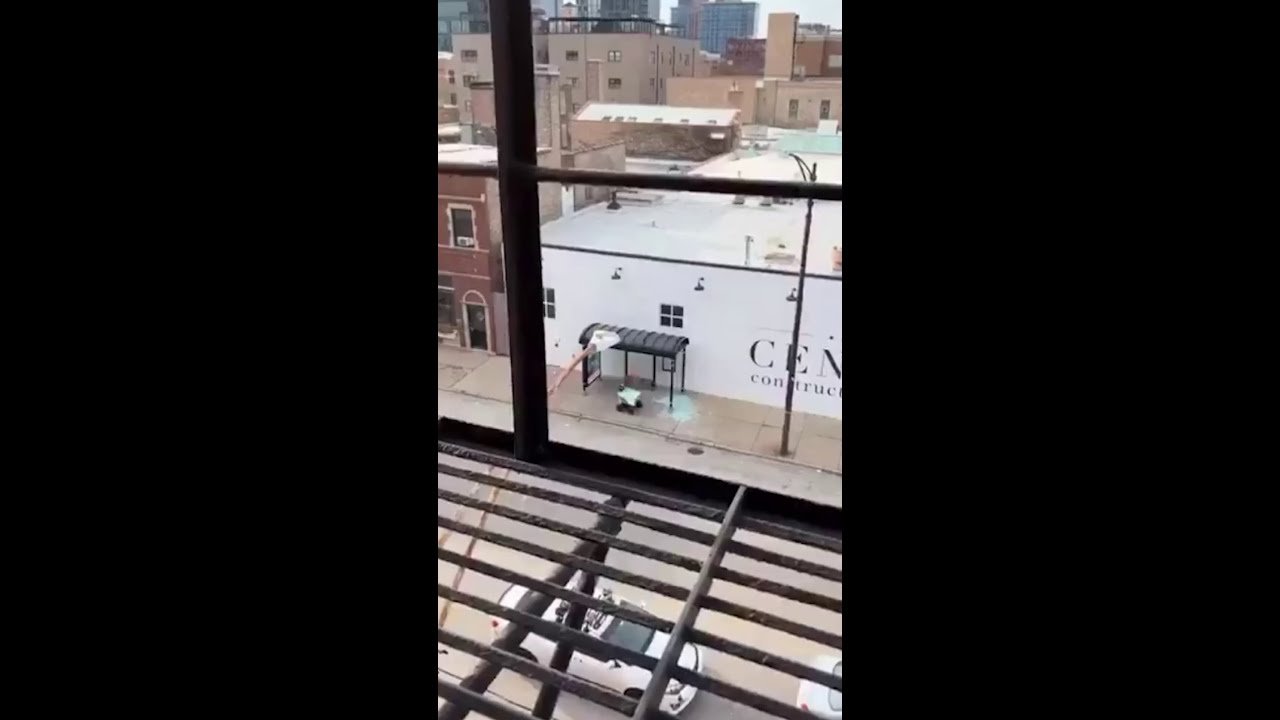 Robô de entregas destrói ponto de ônibus em Chicago