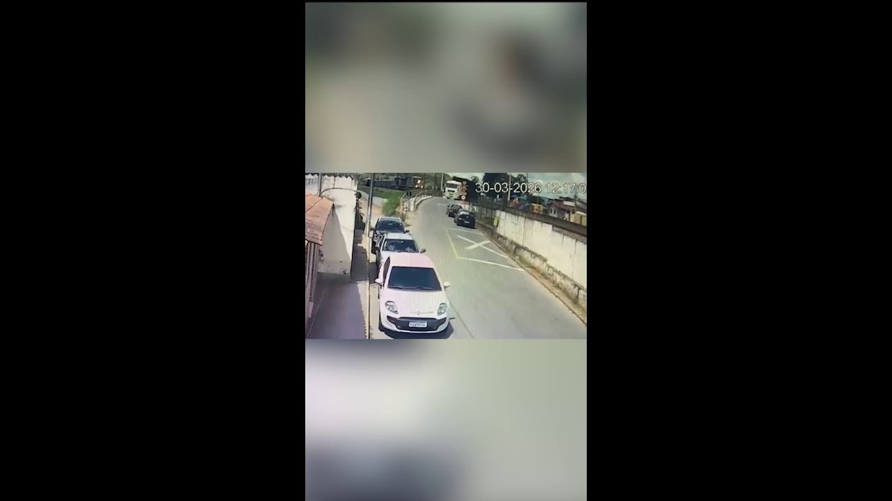 Trem atinge carreta em MG, arrasta carros e deixa um ferido em Carandaí