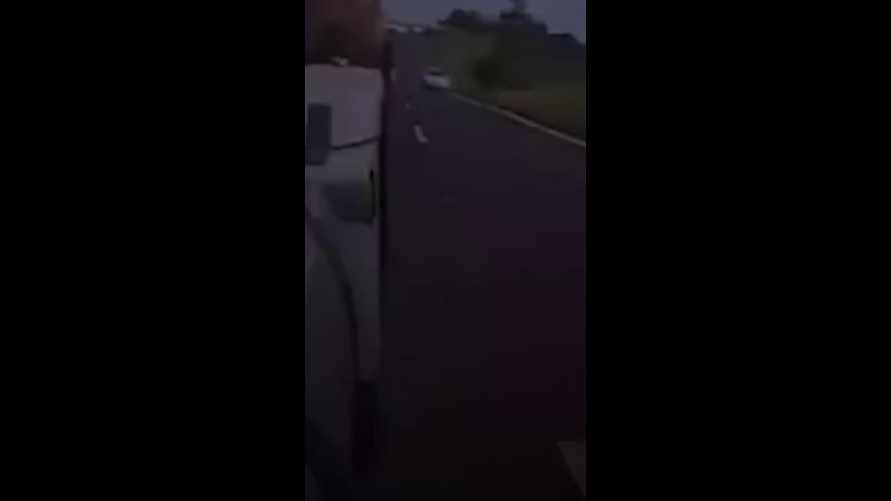 Carro bate e capota na Raposo Tavares, em SP