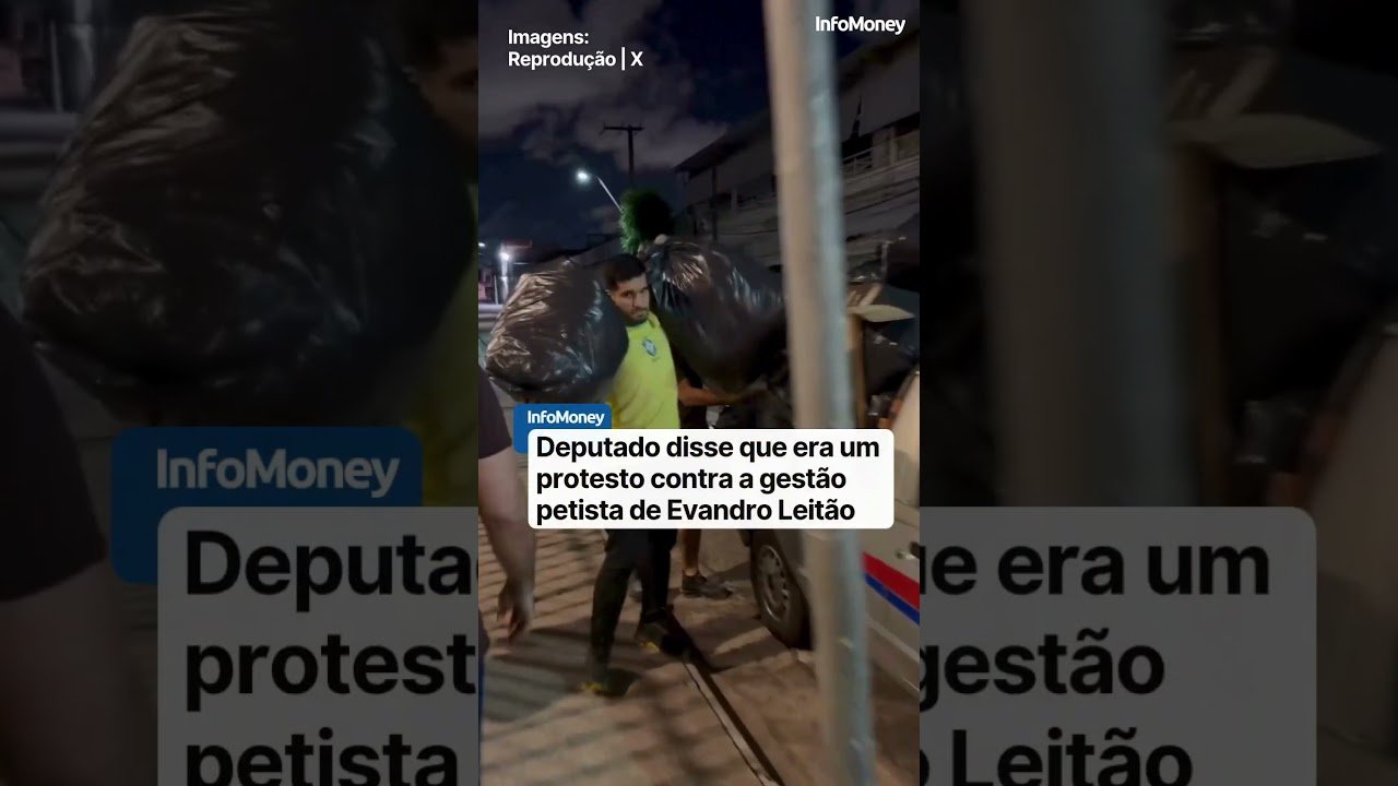 Deputado federal André Fernandes joga sacos de lixo em frente à prefeitura de Fortaleza