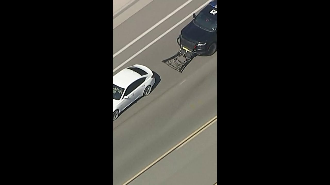 Perseguição termina com carro lançado contra casa na Califórnia