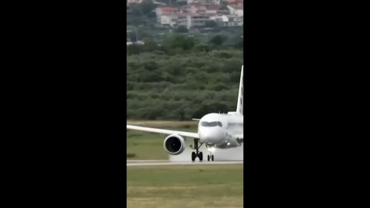 Avião da Croatia Airlines sai da pista durante decolagem abortada na Croácia