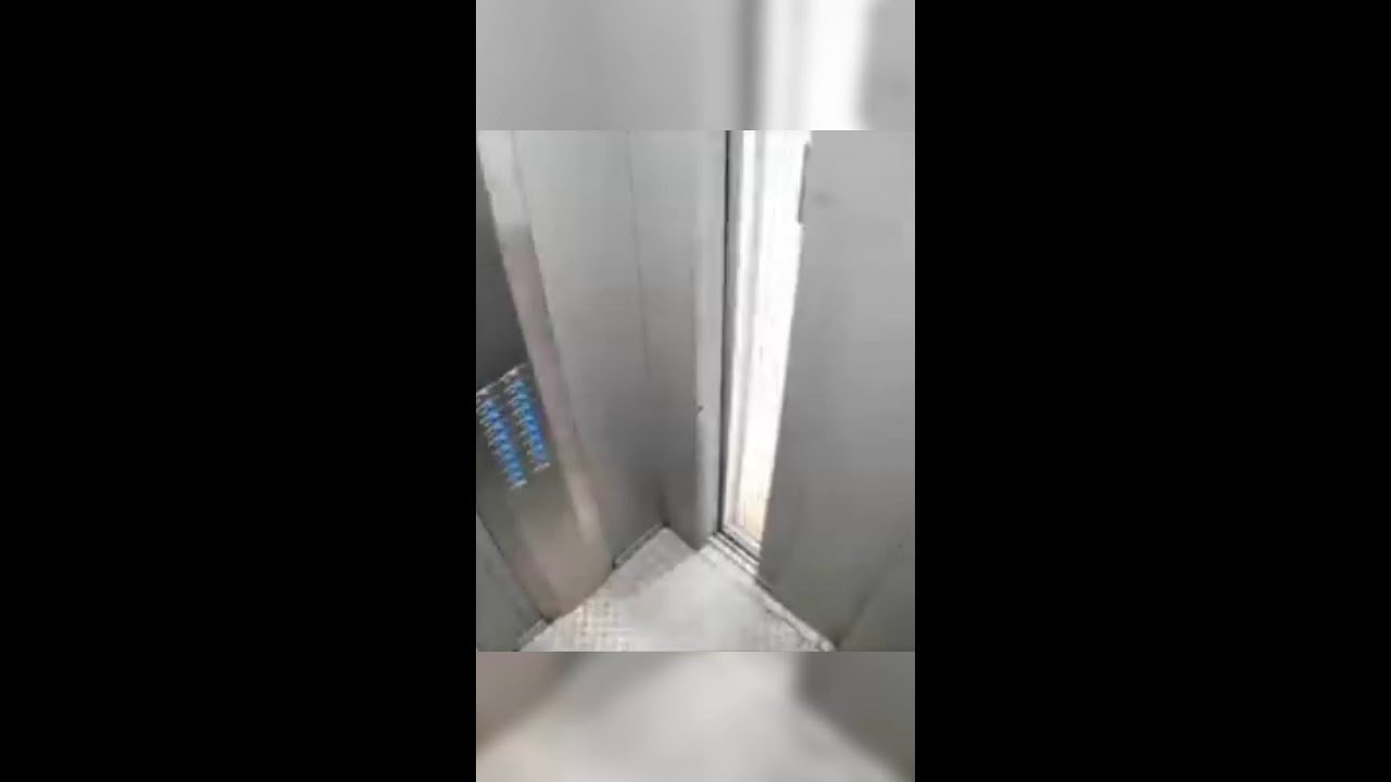 Câmera registra explosão de carregador portátil dentro de um elevador na Rússia