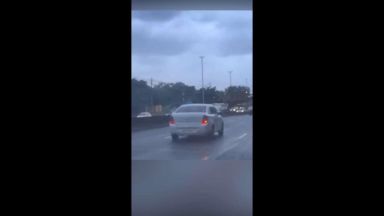 Carro anda de ré por avenida do RJ em plena luz do dia