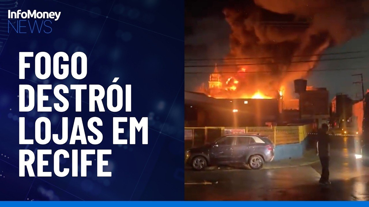 Incêndio destrói comércios no Centro Histórico do Recife na madrugada deste sábado (23)