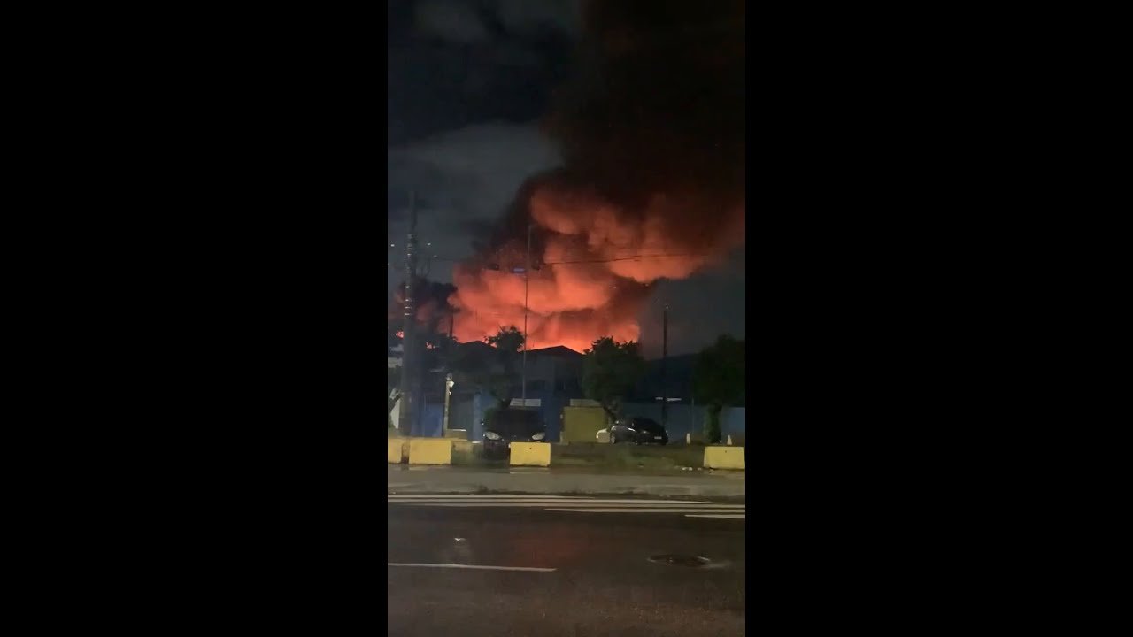 Incêndio destrói comércios no Centro Histórico do Recife na madrugada deste sábado (23)