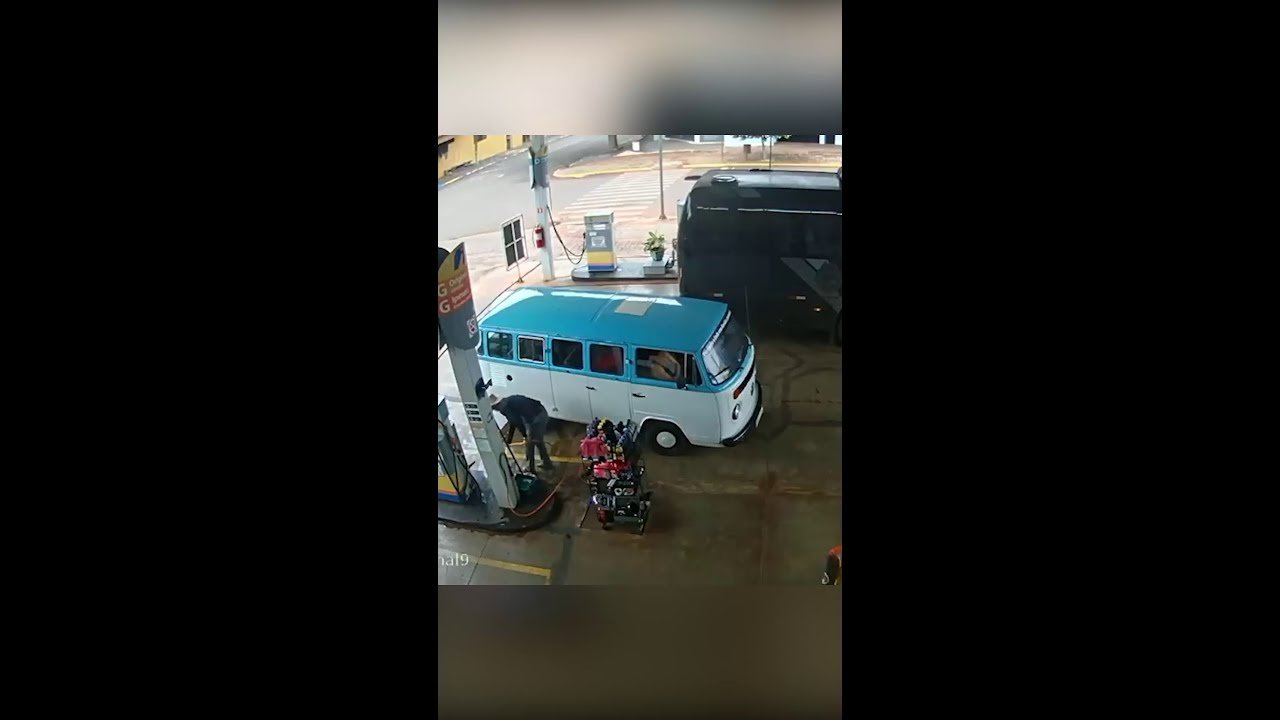 Kombi pega fogo em posto e quase atinge ônibus e caminhão-tanque no Paraná