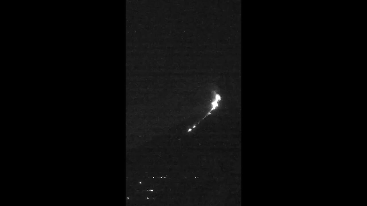 Meteoro cruza céu ao lado do vulcão Mayon em erupção nas Filipinas