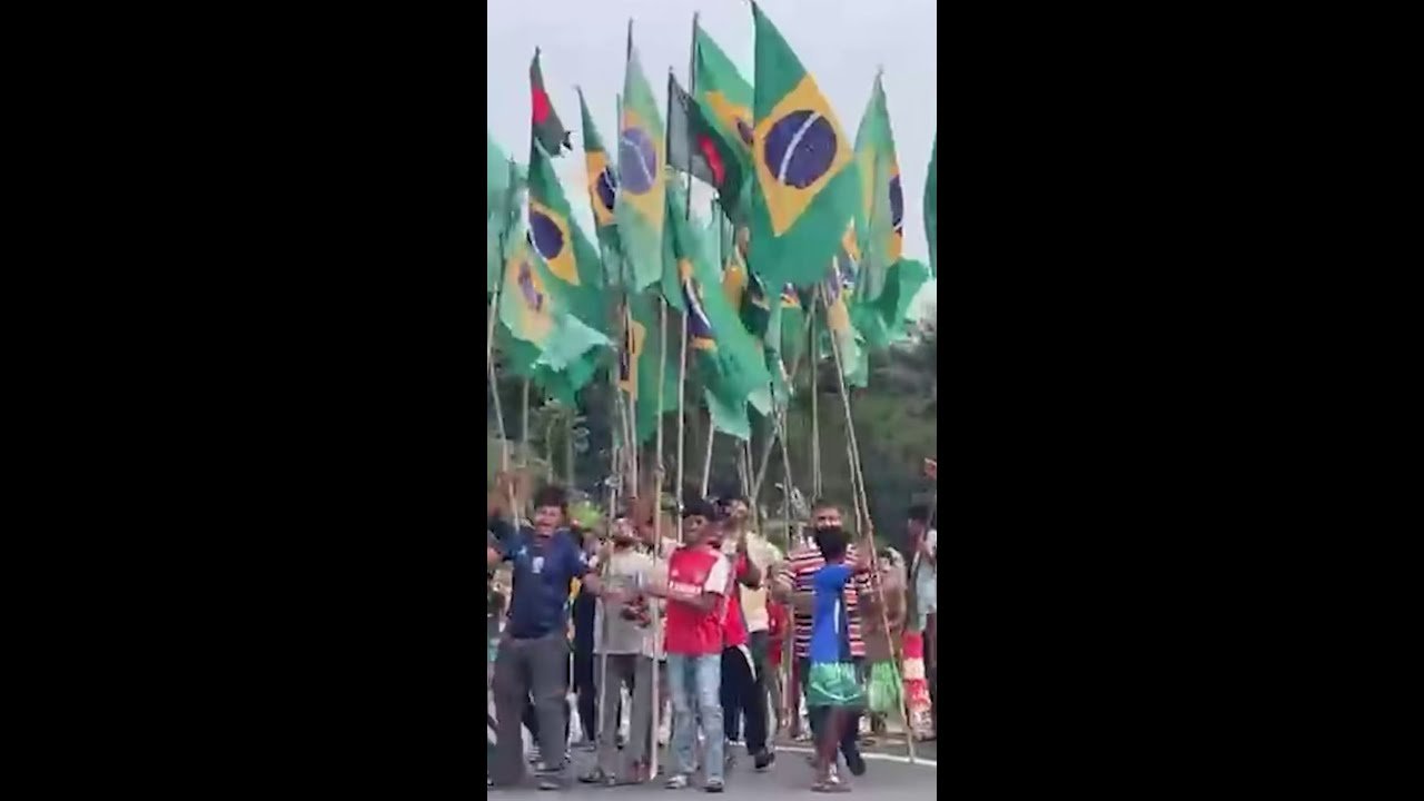 Moradores de Bangladesh saem às ruas com bandeiras do Brasil em homenagem a Neymar