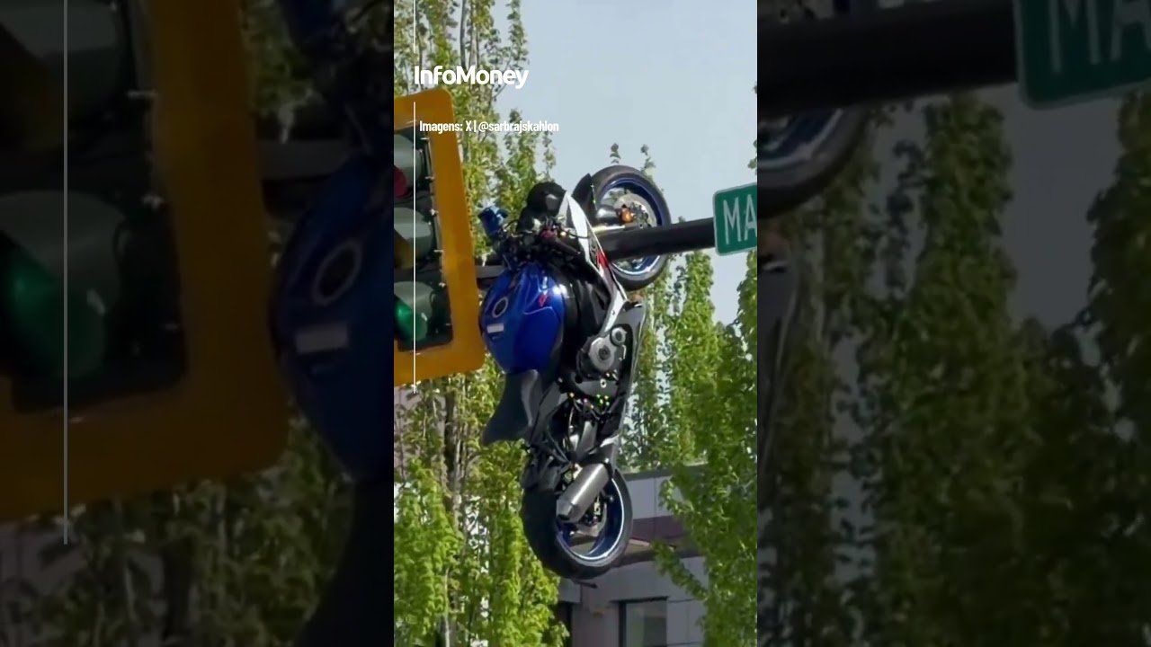 Moto fica pendurada em semáforo após batida no Canadá