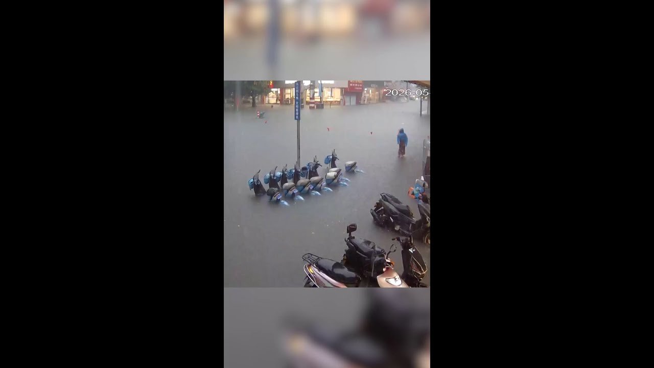 Mulher quase é arrastada por enxurrada durante enchentes no sul da China