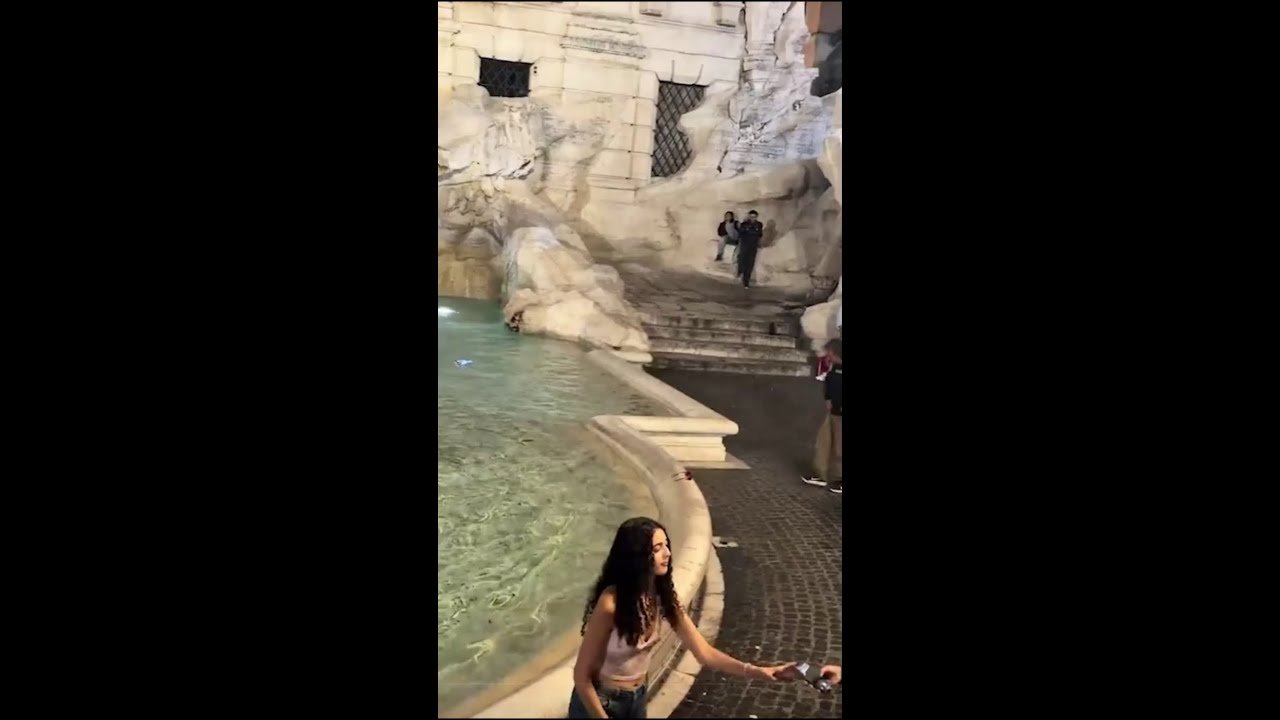 Turista é detido após entrar na Fontana di Trevi, em Roma