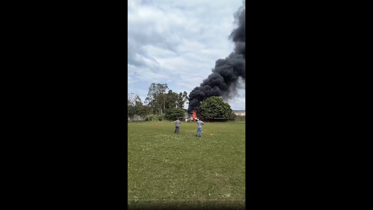 Avião cai em campo de futebol, pega fogo e deixa 2 mortos em Marília