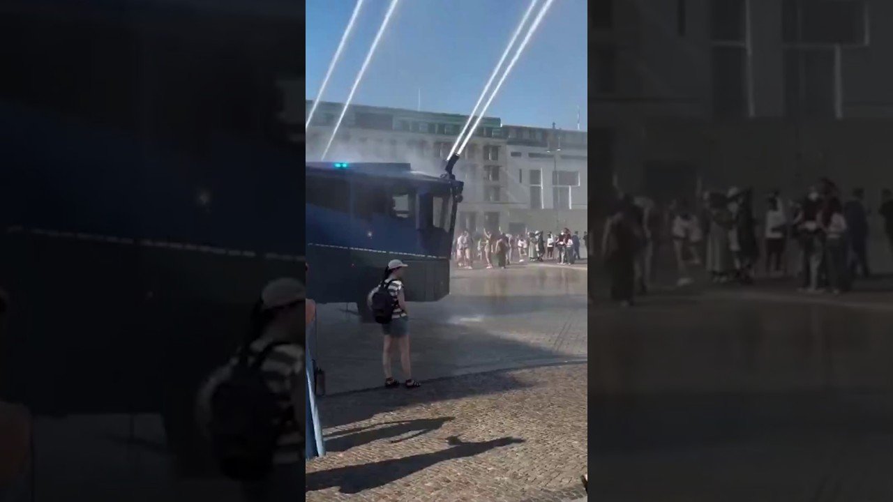 Berlim usa caminhões da polícia para refrescar moradores e turistas