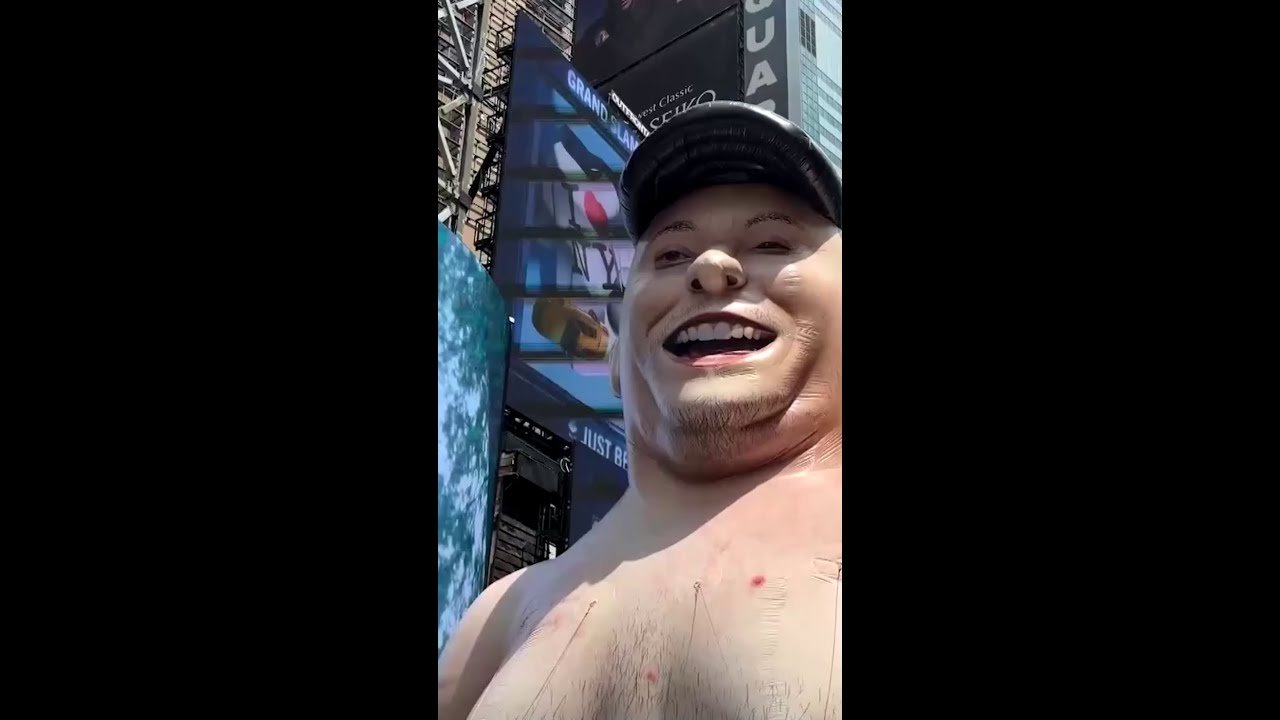 Boneco inflável de Elon Musk em Times Square critica Grok e SpaceX