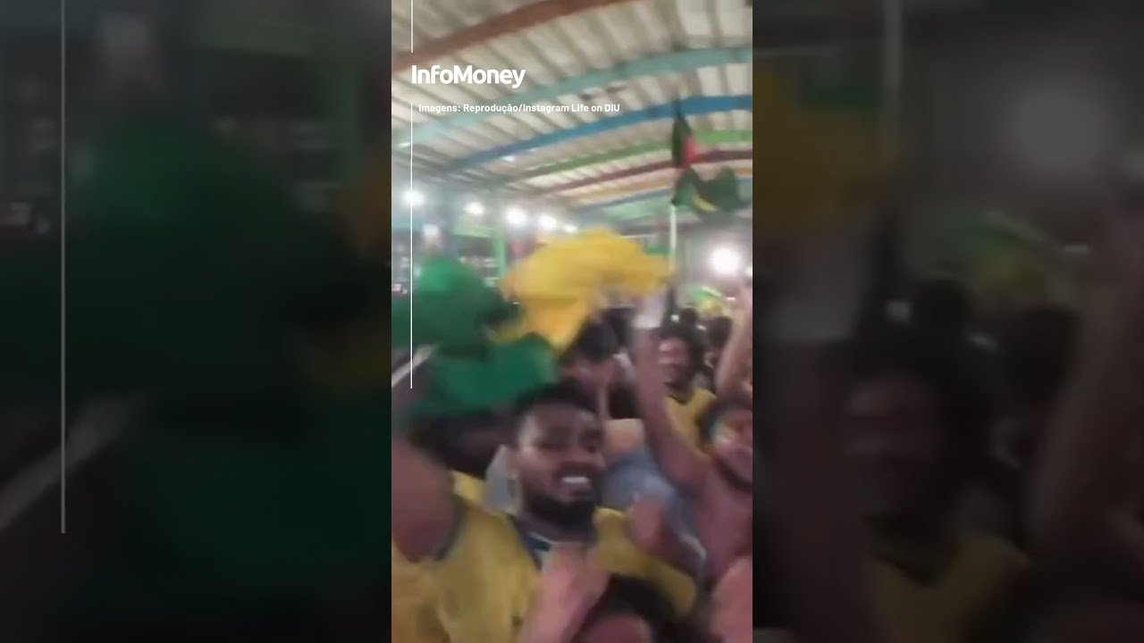 Estudantes de Bangladesh comemoram vitória do Brasil sobre o Japão por 2 a 1