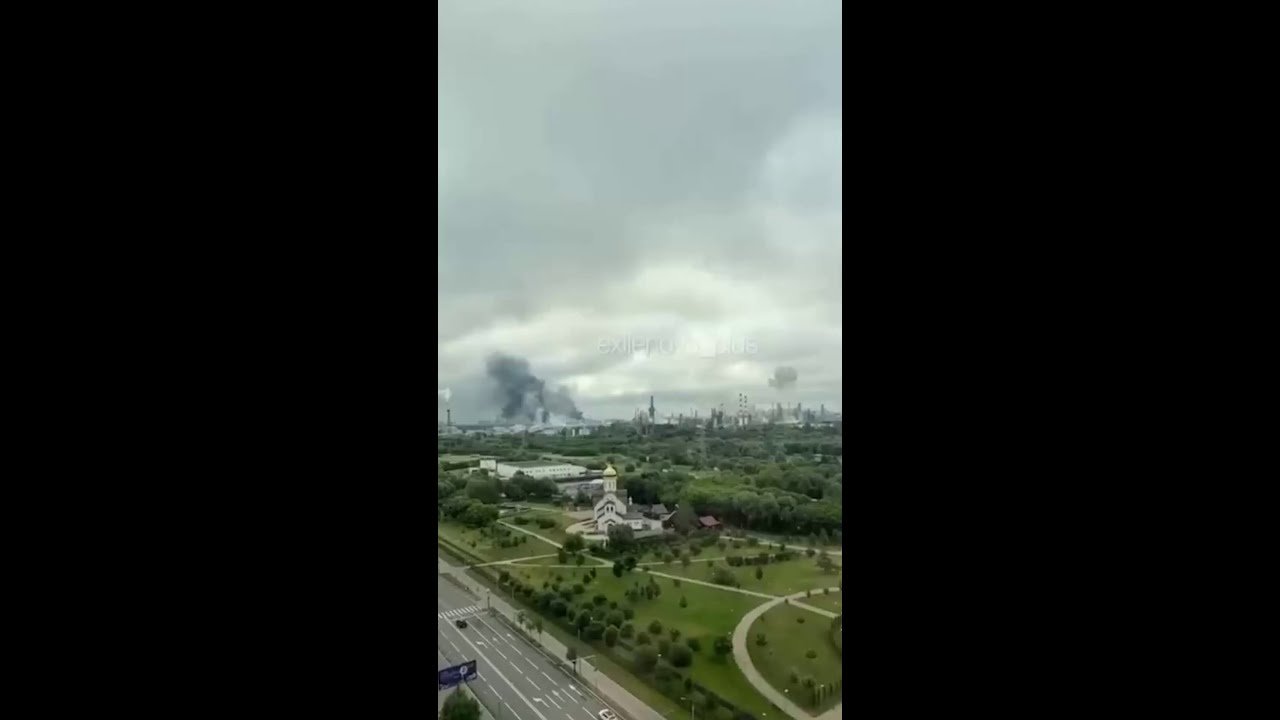 Explosão em refinaria de Moscou lança teto pelos ares após ataque de drone