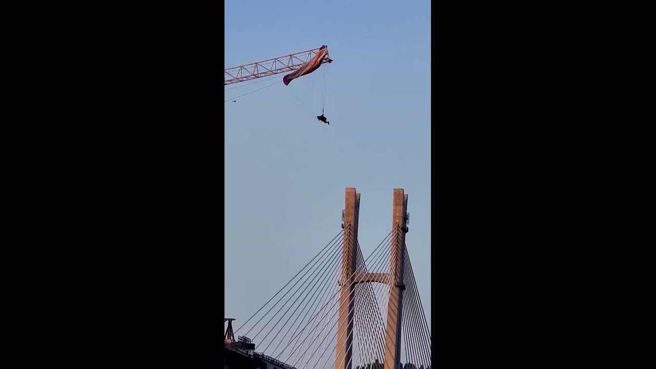 Parapentista fica mais de 3 horas pendurado a 60 metros de altura na China