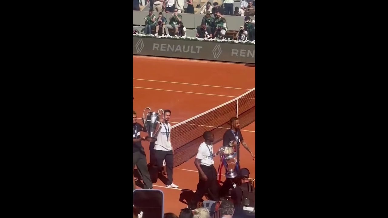 PSG leva taças da Champions a Roland Garros e é ovacionado na quadra Philippe Chatrier