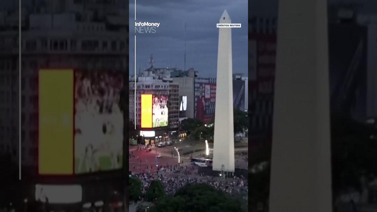 Argentinos tomam Obelisco em Buenos Aires após vitória da Seleção na Copa | InfoMoney News