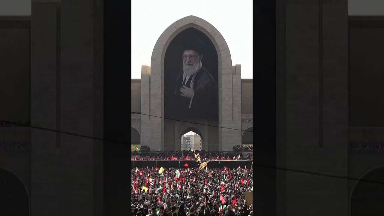 Gritos de “vingança”: começa o funeral de Khamenei, líder do Irã morto pelos EUA | InfoMoney News