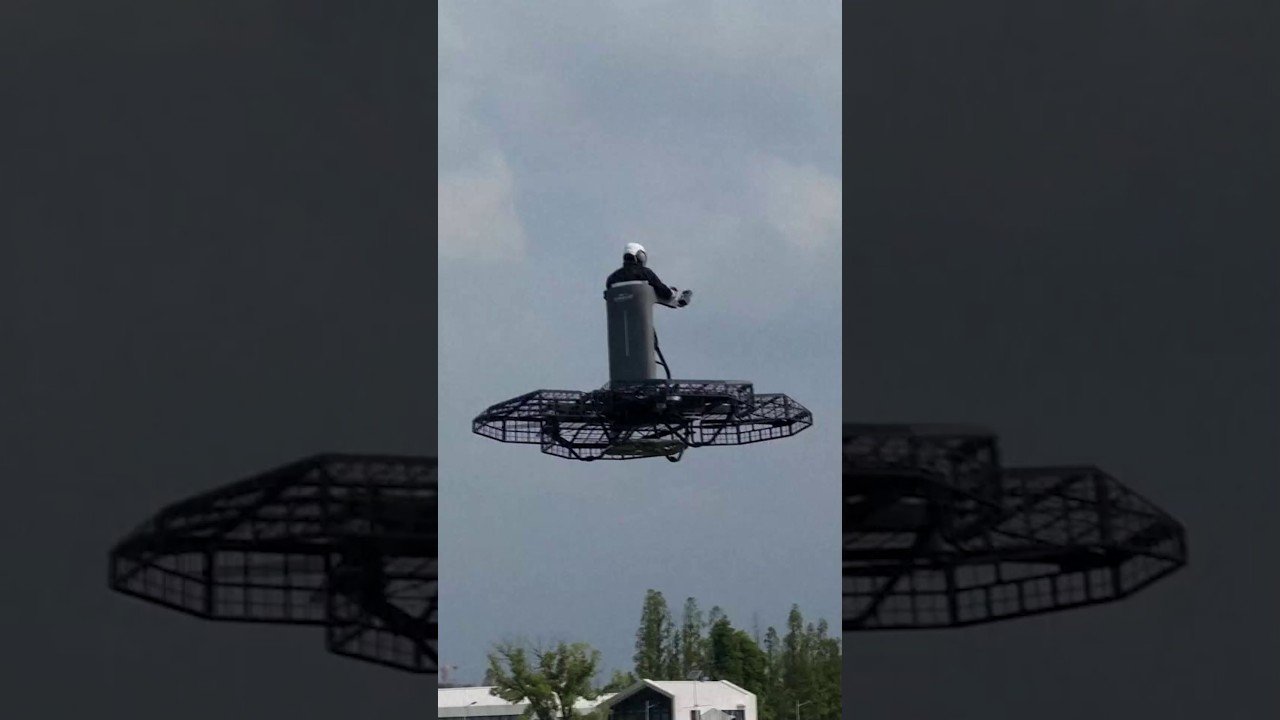 Aeronave ultraleve permite piloto voar em pé a baixa altitude na China