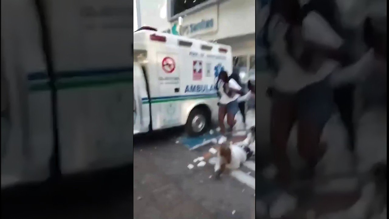 Tremor de magnitude 7,4 faz pedaços de prédio caírem sobre ambulâncias na Colômbia