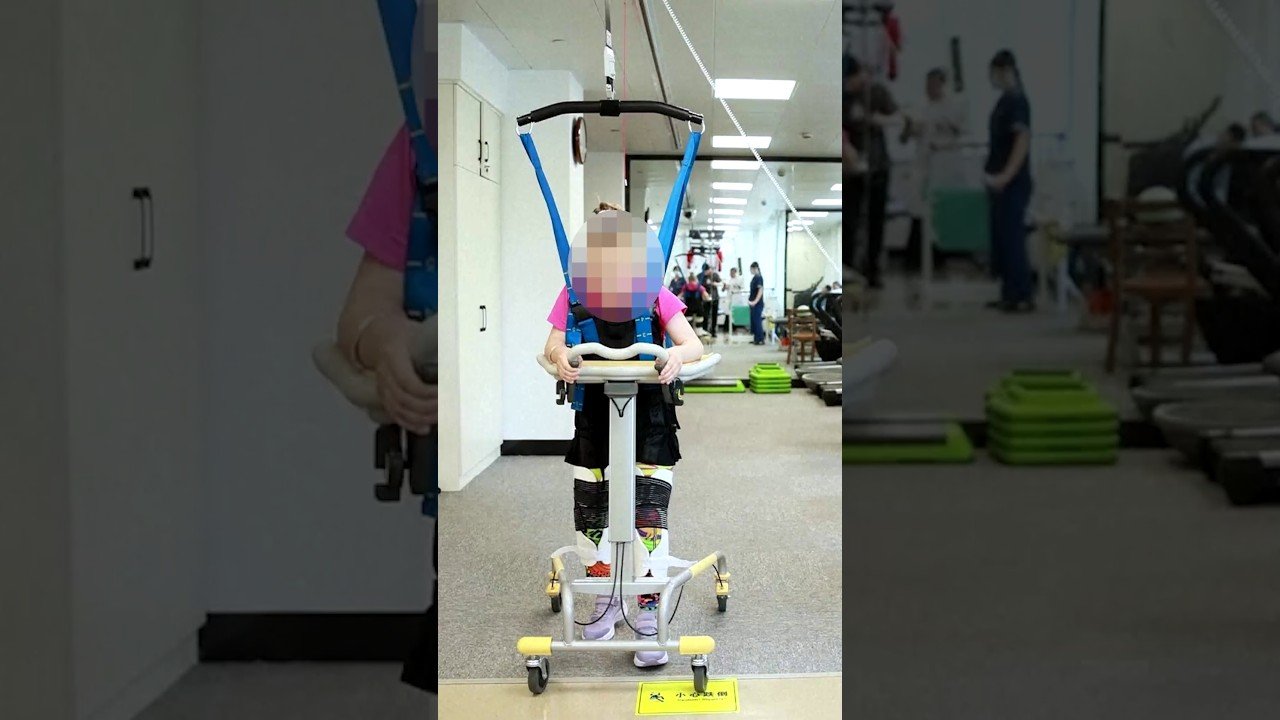 Menina com paralisia volta a dar passos após cirurgia experimental na China