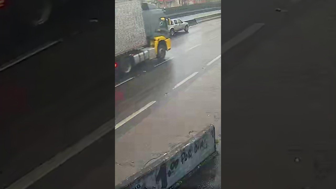 Motorista morre ao volante e ônibus provoca engavetamento com 22 veículos na Dutra